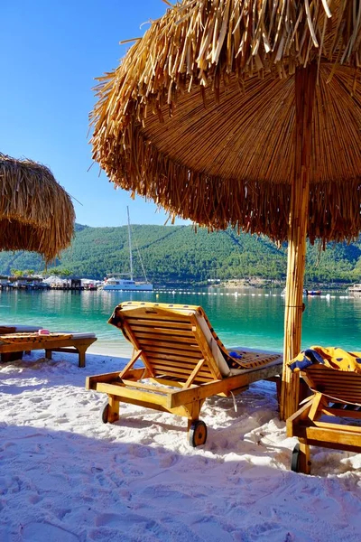 Bodrum, Türkiye - Ağustos 2020: Hotel Beach Lujo. Güzel tropikal plaj afişi. Beyaz kum turizmi geniş panorama arka plan konsepti. İnanılmaz sahil manzarası, yatlar, lüks turizm.