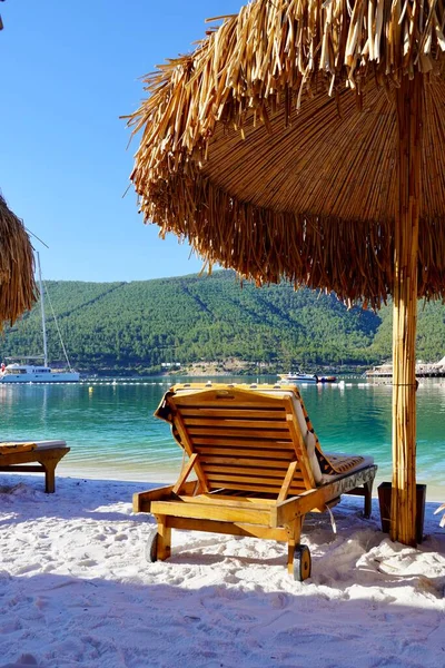 Bodrum, Türkiye - Ağustos 2020: Hotel Beach Lujo. Güzel tropikal plaj afişi. Beyaz kum turizmi geniş panorama arka plan konsepti. İnanılmaz sahil manzarası, yatlar, lüks turizm.