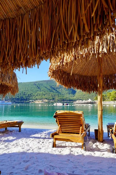 Bodrum, Türkiye - Ağustos 2020: Hotel Beach Lujo. Cennet 'te tatil. Güzel tropikal plaj afişi. Beyaz kum turizmi geniş panorama arka plan konsepti. İnanılmaz sahil manzaraları, yatlar.
