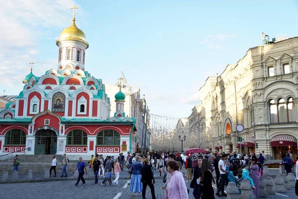Moscú, Rusia - Agosto de 2020: Calle al azar vista turística foto Iglesia, visita turística famoso GUM grandes almacenes en la plaza Roja, calle Nikolskaja —  Fotos de Stock