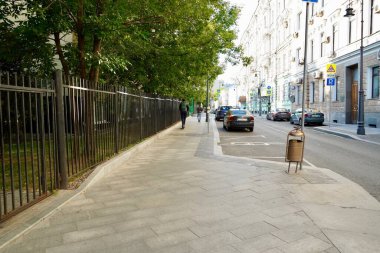 Moskova, Rusya - Ağustos 2020: Sabahın erken saatlerinde sokaklar ve arka planda evler ile iyi bakımlı temiz Moskova manzarası.