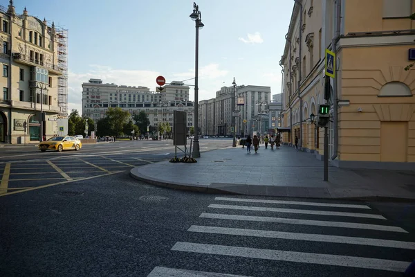 Moskwa, Rosja - sierpień 2020: Piękny widok zadbanej czystej Moskwy wczesnym rankiem z ulicami, domami i klasztorem w tle. — Zdjęcie stockowe