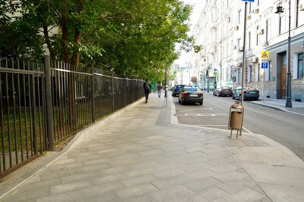 Moskova, Rusya - Ağustos 2020: Sabahın erken saatlerinde sokaklar ve arka planda evler ile iyi bakımlı temiz Moskova manzarası.