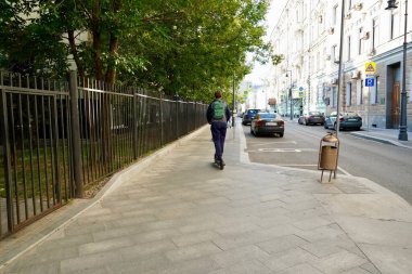 Moskova, Rusya - Ağustos 2020: Sabahın erken saatlerinde sokaklar ve arka planda evler ile iyi bakımlı temiz Moskova manzarası.