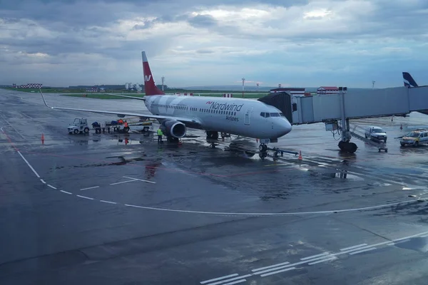 Уфа, Россия - август 2020 года: самолет NordWind стоит в аэропорту Уфы в ожидании посадки пассажиров — стоковое фото