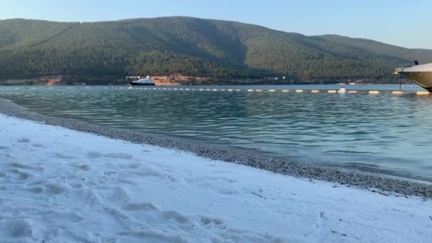 4K Indah panorama surga pemandangan pantai dengan pasir putih, kapal pesiar, rumah-rumah di atas air di laguna dengan air zamrud Laut Aegea, Luxury konsepsi pariwisata — Stok Video