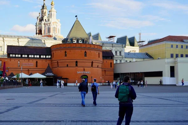 러시아 모스크바 - 2020 년 8 월: 모스크바의 주요 명소인 모스크바 교회의 아름다운 여름 풍경, 사원과 붉은 벽돌 건물 — 스톡 사진
