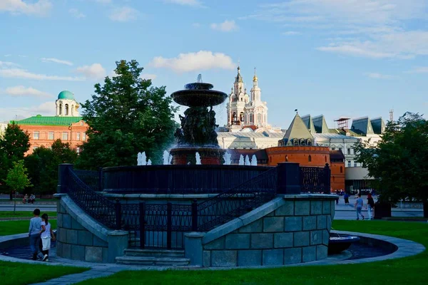 Moscú, Rusia - Agosto 2020: Hermosos paisajes de verano de la capital, templos y edificios de ladrillo rojo en la iglesia de Moscú, los principales atractivos de la capital — Foto de Stock
