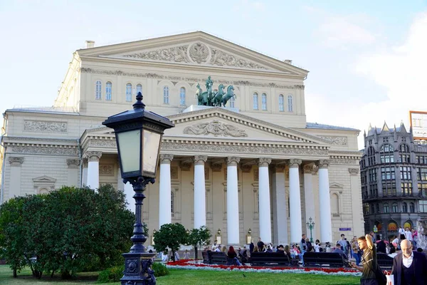 Moskva, Rusko - srpen 2020: turisté na ulicích Moskvy v centru Moskvy v blízkosti divadla Bolshoi CityScape — Stock fotografie