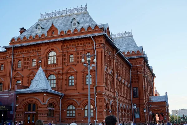 Moskva, Ryssland - augusti 2020: Det röda tornet i det historiska museet i hjärtat av den ryska huvudstaden, 0 kilometer, Vackra sevärdheter i huvudstaden — Stockfoto