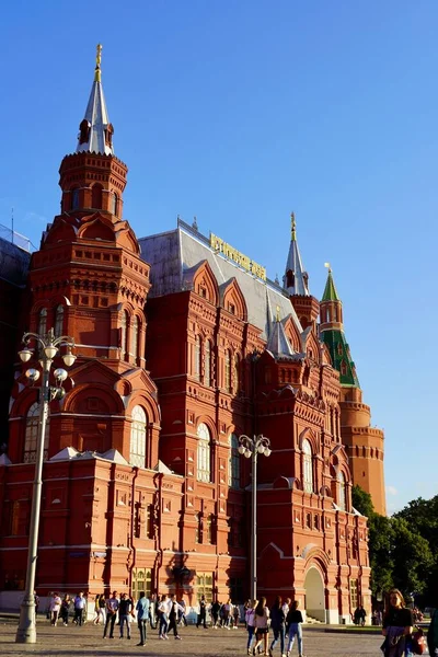 Moskou, Rusland - augustus 2020: De Rode Toren van het Historisch Museum in het hart van de Russische hoofdstad, 0 kilometer, Prachtige bezienswaardigheden van de hoofdstad — Stockfoto