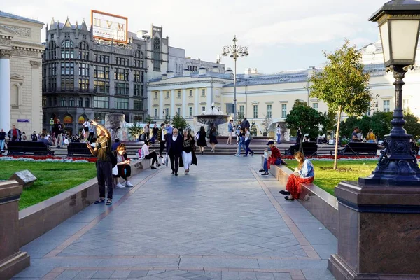 Moskou, Rusland - augustus 2020: toeristen in de straten van Moskou in het centrum van Moskou vlakbij het Bolsjoi Theater CityScape — Stockfoto