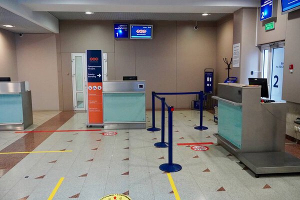 Уфа, Москва - август 2020 года: Зал ожидания аэропорта: вирус, расстояние для одного места от других людей в аэропорту, социальная дистанция или новая норма. новый образ жизни после Covid