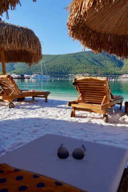 Bodrum, Türkiye - Ağustos 2020: Hotel Beach Lujo. Güzel tropikal plaj afişi. Beyaz kum turizmi geniş panorama arka plan konsepti. İnanılmaz sahil manzarası, yatlar, lüks turizm.