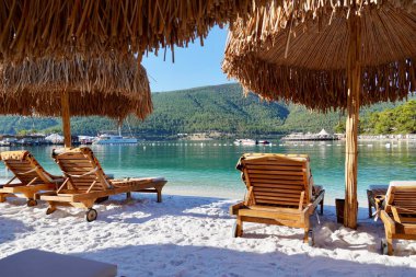 Bodrum, Türkiye - Ağustos 2020: Hotel Beach Lujo. Cennet 'te tatil. Güzel tropikal plaj afişi. Beyaz kum turizmi geniş panorama arka plan konsepti. İnanılmaz sahil manzaraları, yatlar.