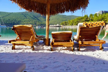 Bodrum, Türkiye - Ağustos 2020: Hotel Beach Lujo. Güzel tropikal plaj afişi. Beyaz kum turizmi geniş panorama arka plan konsepti. İnanılmaz plaj manzarası.