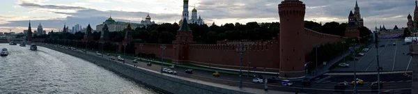 Vista panoramica Banner di una città di Mosca. Parte del muro del Cremlino di Mosca si affaccia sul fiume Moskva con le navi. — Foto Stock