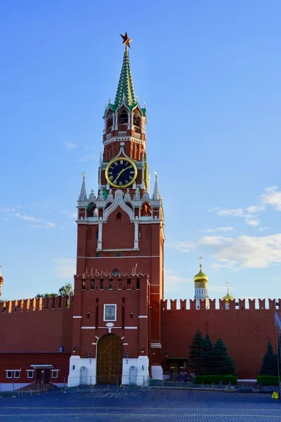 Moscou, Russie - Août 2020 : La tour principale du Kremlin de Moscou, Moscou est la capitale du cœur de la Patrie, Une grande tour d'horloge en arrière-plan avec le Kremlin de Moscou en arrière-plan — Photo