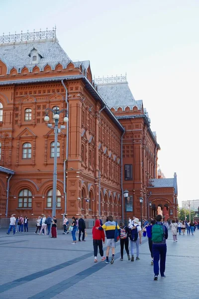 Москва, Росія - серпень 2020: Червона вежа Історичного музею в центрі російської столиці, 0 км, прекрасні краєвиди столиці. — стокове фото