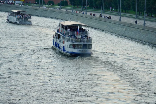 Das Touristenschiff fährt auf der Moskwa am Moskauer Kreml vorbei. Schöne Aussicht auf das Moskauer Stadtzentrum im Sommer. Malerisches Panorama des Moskauer Kremls mit alten Kirchen — Stockfoto