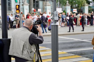 Moskova, Rusya - Ağustos 2020: Beyaz Rusya halkını desteklemek amacıyla Moskova 'daki Belarus Büyükelçiliği' nde barışçıl bir miting düzenlendi.