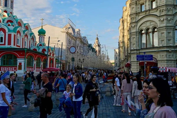 Moscú, Rusia - Agosto 2020: Plaza Roja es la plaza principal de la capital rusa en un día de verano lluvioso con multitudes de moscovitas e invitados. Lugares de interés de Moscú. Copiar espacio — Foto de Stock