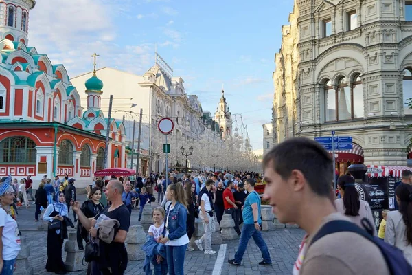 Moscú, Rusia - Agosto 2020: Plaza Roja es la plaza principal de la capital rusa en un día de verano lluvioso con multitudes de moscovitas e invitados. Lugares de interés de Moscú. Copiar espacio — Foto de Stock