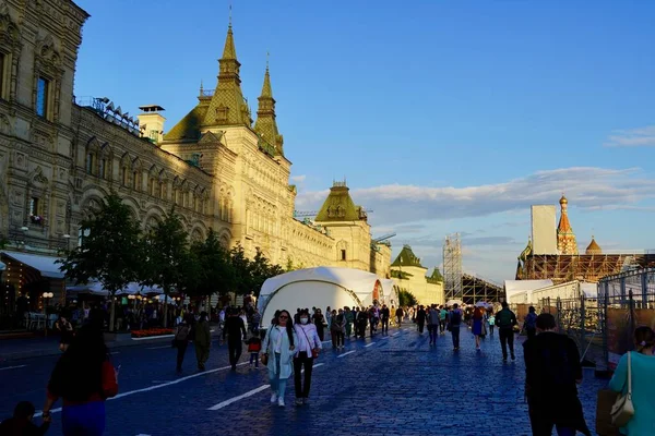モスクワ,ロシア- 2020年8月:赤の広場は、モスクワやゲストの群衆と天気の良い夏の日にロシアの首都のメイン広場です。モスクワの名所。スペースのコピー — ストック写真
