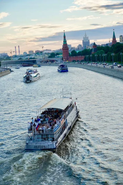 Moscou, Rússia - agosto de 2020: Navio de turismo navega no rio Moskva passando pelo Kremlin de Moscou, Rússia. Bela vista do centro da cidade de Moscou no verão. Panorama cênico do Kremlin de Moscou com o velho — Fotografia de Stock