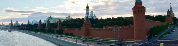 Moszkva Kreml alkonyatkor, Oroszország. Panorámás kilátás nyílik a híres moszkvai központra nyáron este. Az ősi Kreml Moszkva egyik legismertebb nevezetessége. Gyönyörű városkép a régi Moszkva városáról — Stock Fotó