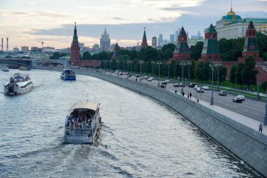 Moskova Kremlin, Rusya 'yı geçip Moskva Nehri' ne açılacak bir turizm gemisi. Yazın Moskova şehir merkezinin güzel manzarası. Moskova Kremlin 'in manzaralı eski kiliseleri