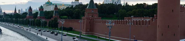 Moscow Kremlin at dusk, Russia. Panoramic view of the famous Moscow center in summer evening. Ancient Kremlin is a top landmark of Moscow. Beautiful cityscape of the old Moscow city — Stock Photo, Image