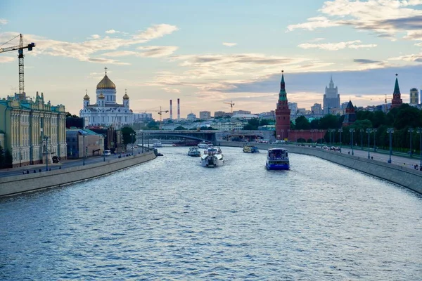 Moskou Kremlin in de schemering, Rusland. Panoramisch uitzicht op het beroemde centrum van Moskou in de zomeravond. Het oude Kremlin is een toppunt van Moskou. Prachtig stadsgezicht van de oude stad Moskou — Stockfoto