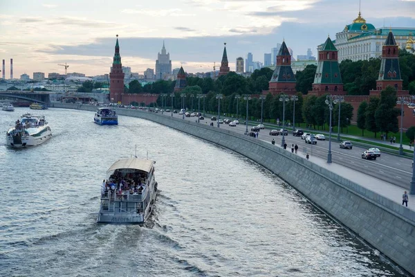 Nave turistica naviga sul fiume Moskva oltre il Cremlino di Mosca, Russia. Bella vista sul centro di Mosca in estate. Panorama panoramico del Cremlino di Mosca con antiche chiese — Foto Stock