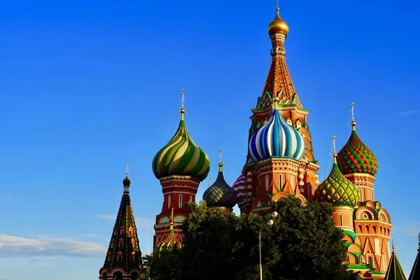 Moscou, Russie - Août 2020 : La cathédrale Saint-Basile est la principale attraction de la capitale russe. Visite de Moscou. Paysage d'été. Les lieux touristiques sont obligatoires à visiter en Russie. — Photo