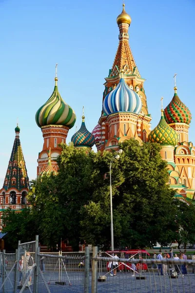 Moskou, Rusland - augustus 2020: Sint-Basiliuskathedraal is de belangrijkste attractie van de Russische hoofdstad. Een rondleiding door Moskou. Zomer Landschap. Toeristische plaatsen zijn verplicht om te bezoeken in Rusland. — Stockfoto