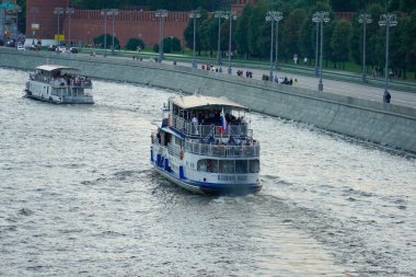 Moskova, Rusya - Ağustos 2020: Moskova şehir turu. Moskova Kremlin, Rusya 'yı geçip Moskva Nehri' ne açılacak bir turizm gemisi. Yazın Moskova şehir merkezinin güzel manzarası. Moskova 'nın Manzarası