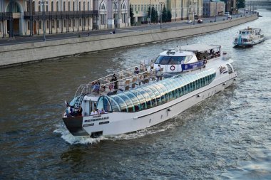 Moskova, Rusya - Ağustos 2020: Moskova şehir turu. Moskova Kremlin, Rusya 'yı geçip Moskva Nehri' ne açılacak bir turizm gemisi. Yazın Moskova şehir merkezinin güzel manzarası. Moskova 'nın Manzarası