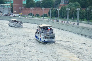 Moskova Kremlin, Rusya 'yı geçip Moskva Nehri' ne açılacak bir turizm gemisi. Yazın Moskova şehir merkezinin güzel manzarası. Moskova Kremlin 'in manzaralı eski kiliseleri