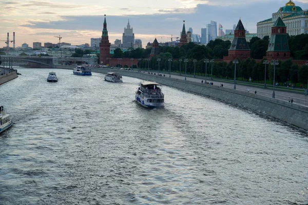 莫斯科- 2020年8月：莫斯科城市之旅。客轮在莫斯科瓦河上航行，经过俄罗斯莫斯科克里姆林宫。夏天莫斯科市中心的美丽景色.莫斯科的全景 — 图库照片