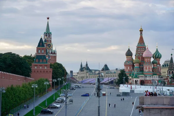 Krásná pohlednice Panoramatický výhled na zdi Moskvy Kremlu Letní pohled na Kreml z mostu — Stock fotografie