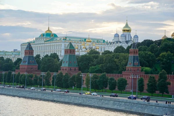 从桥上看莫斯科克里姆林宫城墙的美丽明信片全景 — 图库照片