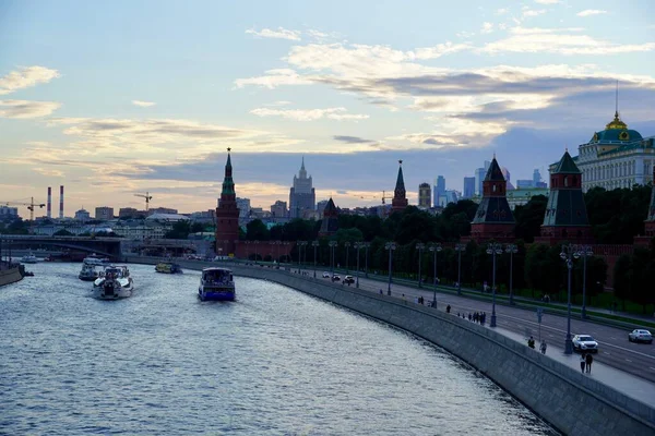 Moszkva Kreml alkonyatkor, Oroszország. Panorámás kilátás nyílik a híres moszkvai központra nyáron este. Az ősi Kreml Moszkva egyik legismertebb nevezetessége. Gyönyörű városkép a régi Moszkva városáról — Stock Fotó