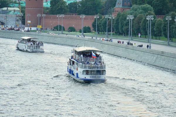 Navio de turismo navega no rio Moskva, passando pelo Kremlin de Moscou, Rússia. Bela vista do centro da cidade de Moscou no verão. Panorama panorâmico do Kremlin de Moscou com igrejas antigas — Fotografia de Stock