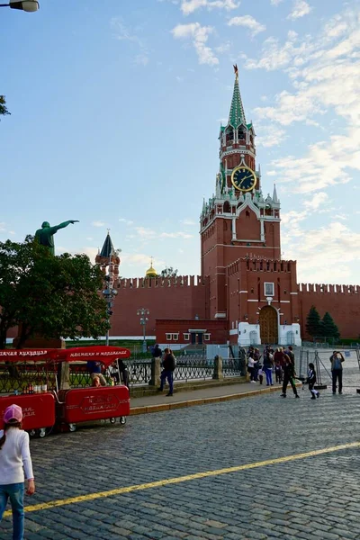 MOSCOW, Rusya - Ağustos 2020: Turistler, Kızıl Meydan 'daki Kremlin yakınlarındaki kırmızı turist çift katlı bir otobüste başkentlerde turneye çıktılar.