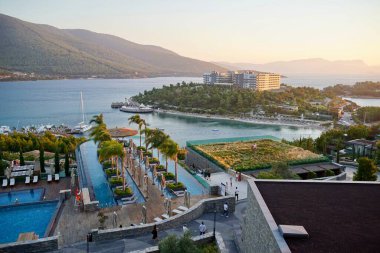 Bodrum, Türkiye - Ağustos 2020: Hotel Beach Lujo. Cennet 'te tatil. Güzel tropikal plaj afişi. Beyaz kum turizmi geniş panorama arka plan konsepti. İnanılmaz sahil manzaraları, yatlar.