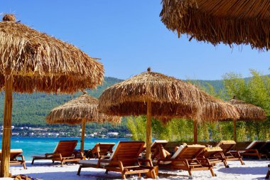 Bodrum, Türkiye - Ağustos 2020: Hotel Beach Lujo. Cennet 'te tatil. Güzel tropikal plaj afişi. Beyaz kum turizmi geniş panorama arka plan konsepti. İnanılmaz sahil manzaraları, yatlar.