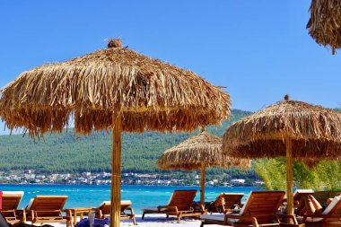 Bodrum, Türkiye - Ağustos 2020: Hotel Beach Lujo. Cennet 'te tatil. Güzel tropikal plaj afişi. Beyaz kum turizmi geniş panorama arka plan konsepti. İnanılmaz sahil manzaraları, yatlar.