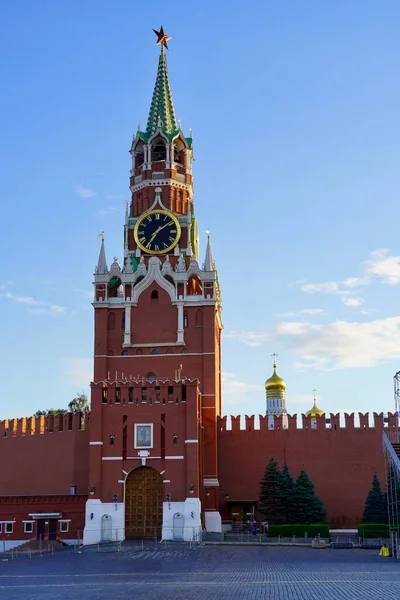 Moskova, Rusya - Ağustos 2020: Moskova Kremlin 'in ana kulesi, Moskova Kremlin' in başkentidir ve arkasında Moskova Kremlin 'in arka planında büyük bir saat kulesi bulunur.