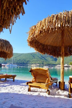 Bodrum, Türkiye - Ağustos 2020: Hotel Beach Lujo. Cennet 'te tatil. Güzel tropikal plaj afişi. Beyaz kum turizmi geniş panorama arka plan konsepti. İnanılmaz sahil manzaraları, yatlar.